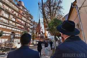 Coiful palatul episcopal greco-catolic a fost montat la 25 metri înălţime, în prezenţa episcopului Virgil Bercea (FOTO / VIDEO)