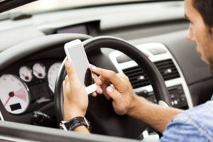 Atenţie! De sâmbătă rămâneţi fără permis dacă folosiţi telefonul la volan