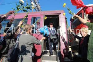 Un controlor de tren, asteptat cu flori si sampanie la Constanta. Motivul surprizei (galerie foto) 