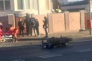 FOTO, VIDEO. ACCIDENT rutier pe strada Tudor Vladimirescu, din Alba Iulia. Un motoclist rănit după o coliziune cu un autoturism