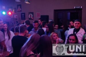 FOTO. Zeci de tineri s-au distrat la Student Party în localul La Poarta din Alba Iulia