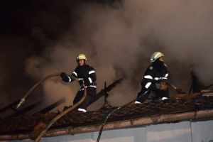 Casă cuprinsă de flăcări din cauza unui coş de fum deteriorat, în Timiş