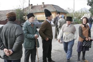 Sătmăreni terorizaţi de câţiva indivizi: „Oamenii trăiesc cu frică în casele lor, văduvele se mută una la alta”