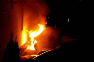 Incendiu în parcarea unui magazin din Sibiu – A luat foc o maşină