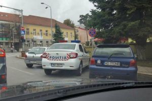 Maşina Poliţiei, parcată în loc nepermis