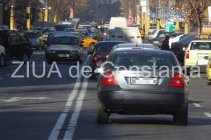 Atentie, soferi! De azi se schimba legea! Este interzisa folosirea in orice mod a telefonului mobil la volan (video) 
