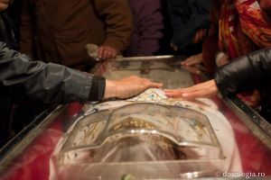 De ce şi când se schimbă veşmintele Sfintei Cuvioase Parascheva