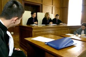 Femeie din Botoşani dată în judecată de fostul soţ. Motivul pentru care bărbatul i-a cerut în instanţă 5.000 de lei