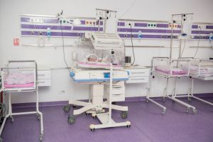 Unul din zece copii are o mamă adolescentă. Cum poate interveni comunitatea