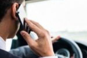 Șoferii care transmit live, filmează sau doar ţin telefonul în mână la volan primesc amenzi!