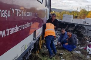 DÂMBOVIȚA: Cascadorii râsului! Intervenţie “cu cârca” pentru repunerea unui tren pe şine – VIDEO EXCLUSIV