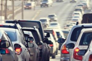 Codul Rutier s-a schimbat. Ce amenzi riscă şoferii care ţin telefonul în mână