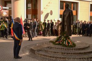 Ridică-te, Lazăre! Constructorii Primăriei au vrut să mute statuia lui Aurel Lazăr, ca să înlocuiască nişte conducte