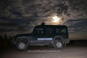 Zece tineri afgani, prinsi in autovehicului unui roman, la granita