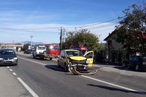 Accident la Viişoara. Un tânăr a fost transportat la spital