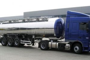 Muncitor lovit cu putere de un capac al unei cisterne care transporta parafină sub presiune