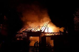 O bucătărie de vară s-a făcut scrum în urma unui puternic incendiu