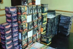 A încercat să vândă petarde şi artificii şi s-a ales cu dosar penal