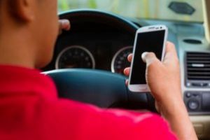 IMPORTANT DE STIU: De sambata, noi sanctiuni pentru soferii care vorbesc la telefon, scriu mesaje sau filmeaza la volan