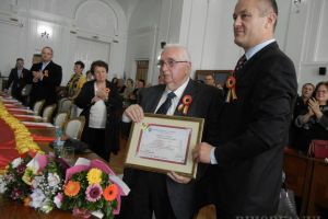 La mulţi ani, Oradea! Ziua oraşului a fost sărbătorită cu acordarea unui titlu de cetăţean de onoare şi cu ceremonii militare (FOTO)