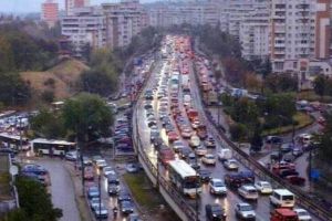 Un oraş dintr-un judeţ vecin cu Alba, sufocat de traficul infernal. Studenţii, rugaţi să-şi lase maşinile acasă şi să folosească mijloacele de transport public