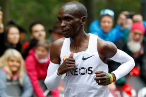 Primul om care aleargă un maraton în mai puţin de două ore – Recordul e neoficial