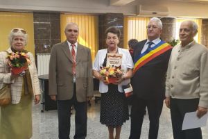 20 de cupluri care au împlinit 50 de ani căsătorie, sărbătorite azi la Primăria Suceava