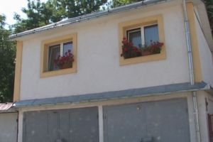 Fără prea mulţi bani, dar cu multă imaginaţie, o familie din Botoşani a construit o casă cum alta nu-i! Toţi vecinii au rămas mască când au văzut cum arată de fapt