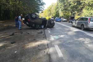 VIDEO Accident pe DN 28A! Două maşini s-au ciocnit, apoi una s-a răsturnat