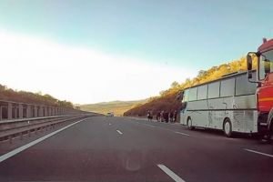 FOTO. Autocar în flăcări pe autostrada Transilvania, pe sensul de mers Gilău-Turda. 20 de pasageri s-au autoevacuat