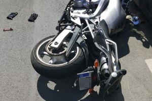 Motociclist rănit după ce a intrat în maşina din faţa lui, la Dumbrăviţa