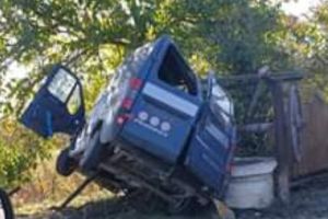 S-a urcat la volan beat, fără permis şi a avut viteză. O persoană a fost rănită