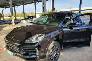 FOTO. A ajuns în Vama Petea cu un Porsche de 100.000 de euro şi a rămas fără el