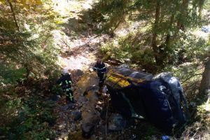 Maşină răsturnată la Valea Străjii. Un bărbat a fost transportat la spital (FOTO)