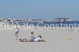 Zi de primavara, la malul marii. Constantenii s-au plimbat pe plaja sau cu skijet-ul (fotoreportaj)