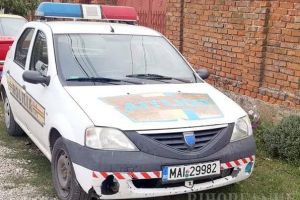 Nino-Nino în rugină: Maşina Poliţiei din Toboliu arată de parcă ar fi trecut prin război
