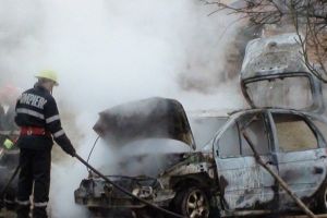 Maşină în flăcări pe strada Bârsei – Intervin pompieri