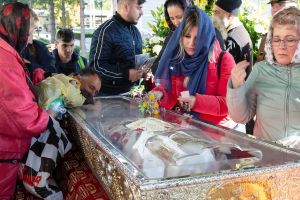 FOTO. Zeci de mii de pelerini, la moaştele Sf. Parascheva. O sătmăreancă s-a aşezat la coadă încă de sâmbătă