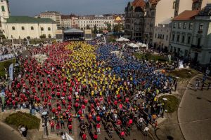 Record mondial, în Piaţa Unirii din Oradea: Aproape 1700 de participanţi la cea mai mare oră de kangoo jumps (FOTO / VIDEO)