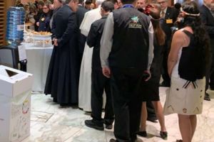 Exemplu de SMERENIE şi de NORMALITATE: Papa Francisc, fotografiat în timp ce stătea asteptând răbdător la o coadă