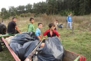Aproape 5 metri cubi de gunoi s-au adunat în cadrul acţiunii de curăţenie publică Cleanup La Carieră (Őrkő)