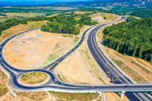 Autostrada A1 Lugoj-Deva, lotul 3 s-ar putea deschide săptămâna viitoare – anunţ al ministrului Cuc