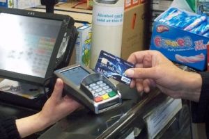 Românii vor putea lăsa bacşiş cu cardul. Cine sunt beneficiarii