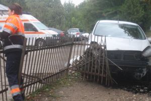 Accident la Mediaş. Un şofer a intrat cu viteză într-un parapet