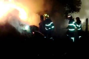 VIDEO: Incendiu la o gospodărie din Coteşti. 15 tone de lucernă s-au făcut scrum