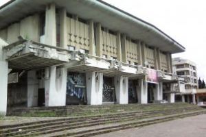 Casa de Cultura-Baia Mare: “Lacul lebedelor” se va tine in miros de mucegai, frig si wc-uri ioc, la 120 de lei biletul