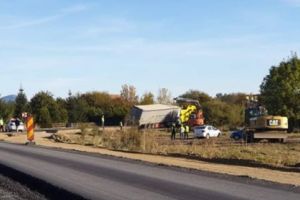 Trafic blocat pe DN 73, în Bran. S-a surpat drumul, iar un TIR a rămas blocat