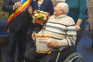 20 de cupluri care au împlinit 50 de ani de căsătorie, sărbătorite sâmbătă la Primăria ...