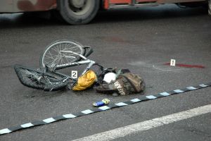 Biciclistă accidentată mortal de un autoturism, în comuna Tomeşti