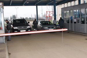 FLAGRANT. Cetăţeni străini prinşi în timp ce încercau să dea mită unor poliţişti, în Vama Halmeu